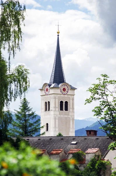 Vackra gamla katolska kyrkan står hög — Stockfoto