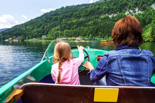 Niña conduciendo barco de alquiler — Foto de Stock