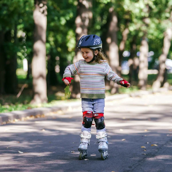 Ładny mały dziewczyna nauki rollerskating — Zdjęcie stockowe