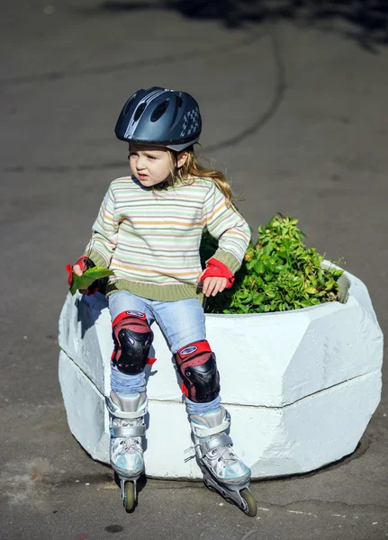 Ładny mały dziewczyna nauki rollerskating — Zdjęcie stockowe