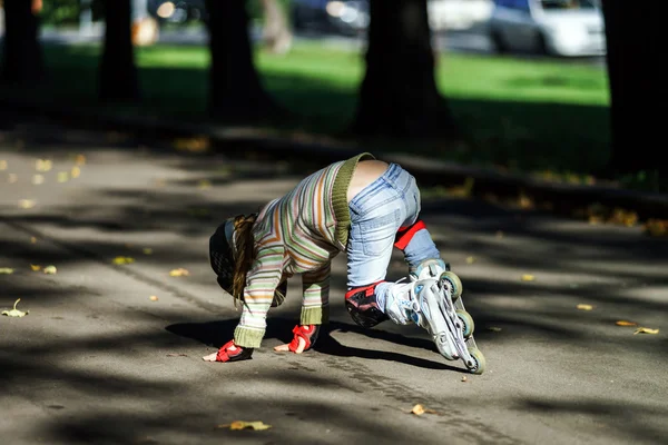 Roztomilá malá holka učení kolečkové brusle — Stock fotografie