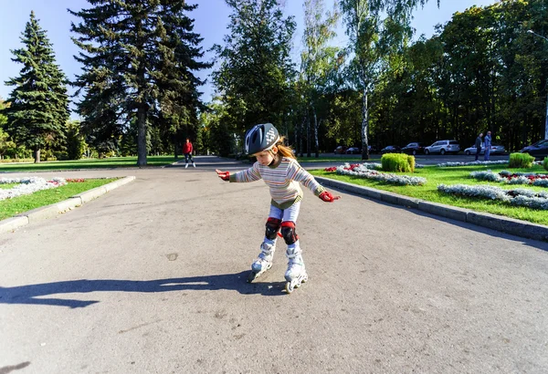 Schattige kleine meisje leren rolschaatsen — Stockfoto