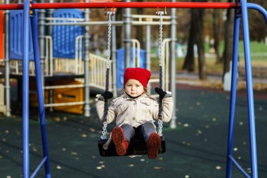 Tahterevalli üzerinde sallanan sevimli küçük kız