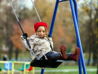 Tahterevalli üzerinde sallanan sevimli küçük kız