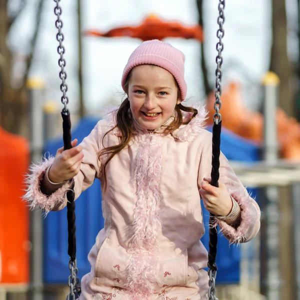 Adolescente menina swingin em seesaw — Fotografia de Stock