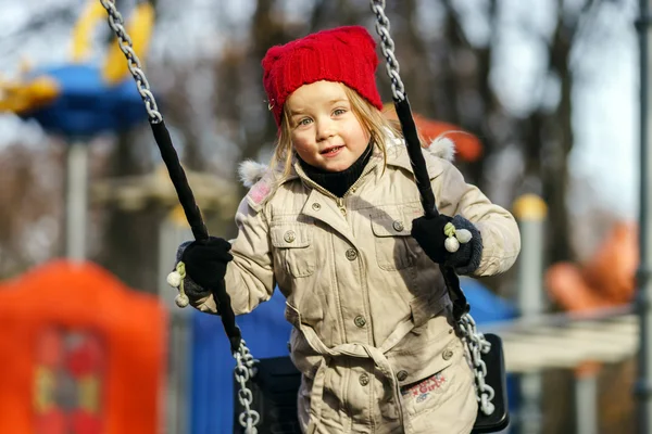 Mignonne petite fille balançant sur balançoire — Photo