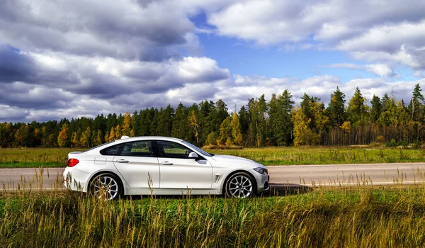 Luxusní bílé auto a podzimní barvy — Stock fotografie