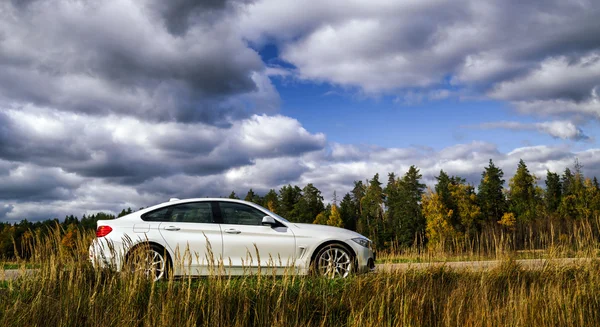 Luxusní bílé auto a podzimní barvy — Stock fotografie