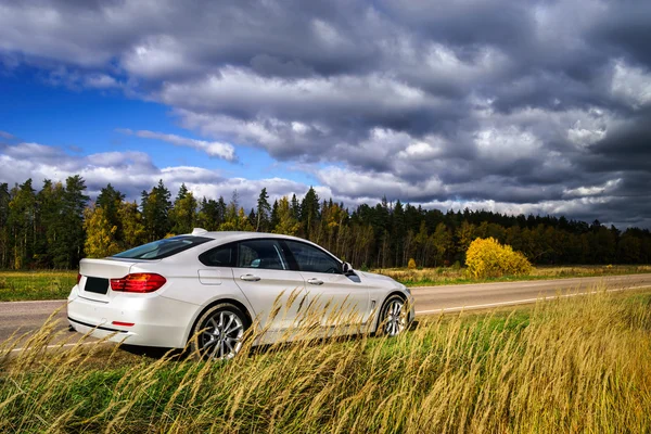 Luxus-weißes Auto und Herbstfarben — Stockfoto