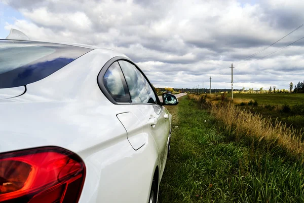 Luxusní bílé auto a podzimní barvy — Stock fotografie