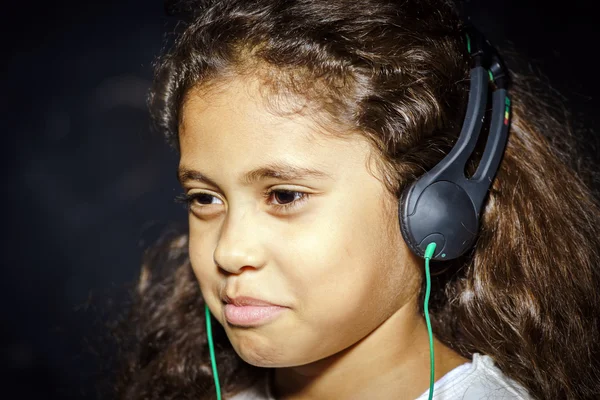 Cute little african-american girl listening music — Stock Photo, Image