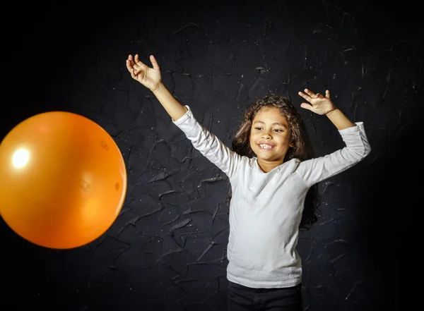 Carino piccolo africano-americano ragazza plaing con palloncino — Foto Stock