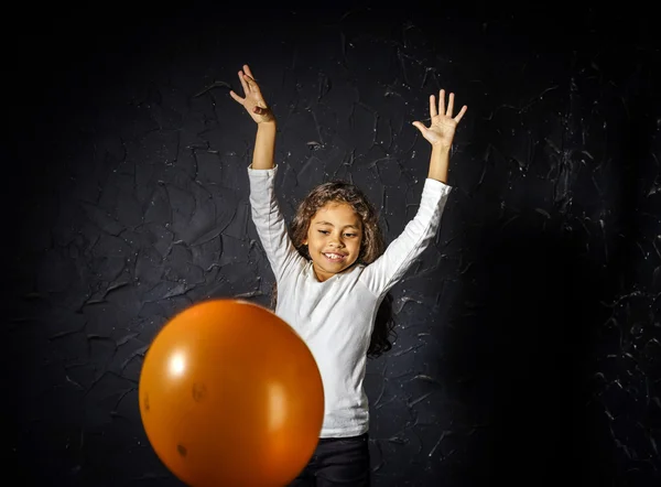 Linda niña afroamericana trenzando con globo — Foto de Stock