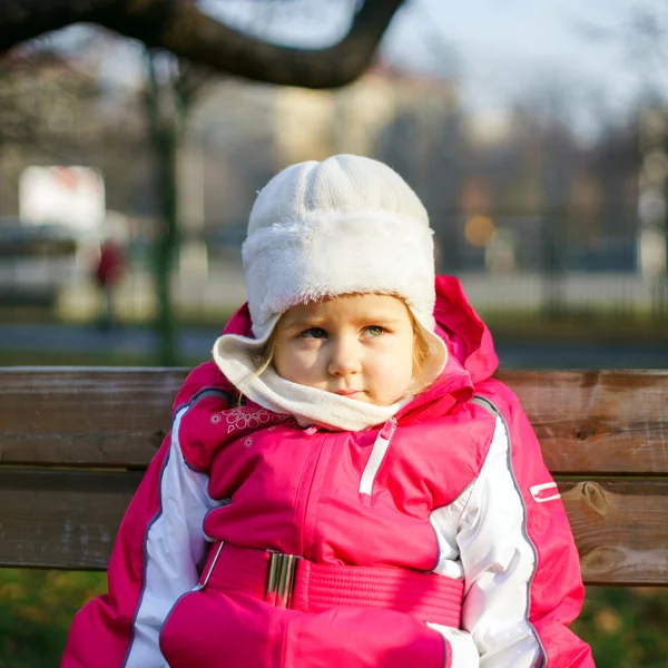 Schattig klein meisje op kind speelplaats — Stockfoto