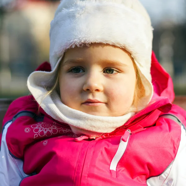 Schattig klein meisje op kind speelplaats — Stockfoto