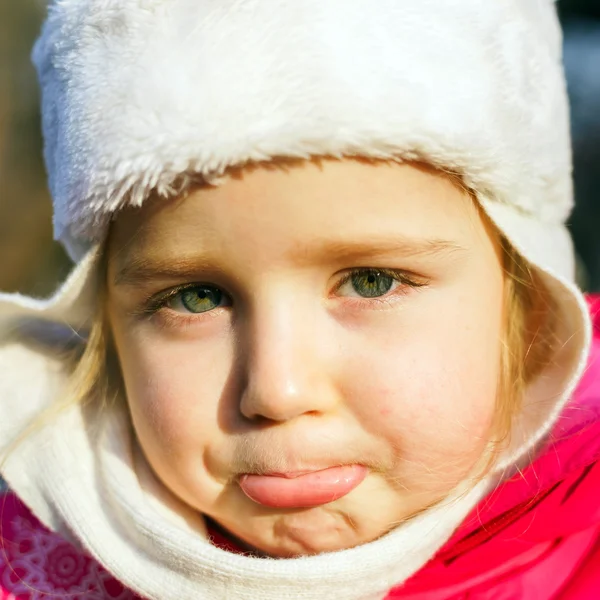 Schattig klein meisje op kind speelplaats — Stockfoto