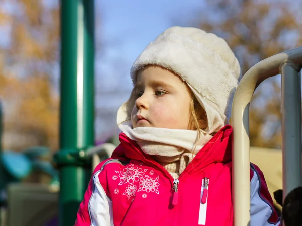 Schattig klein meisje op kind speelplaats — Stockfoto