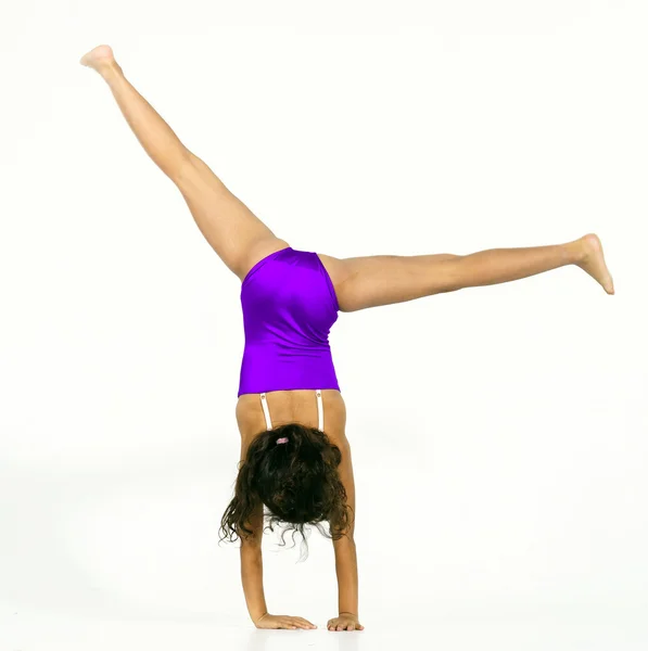 Молодая симпатичная афро-американка занимается гимнастикой — стоковое фото