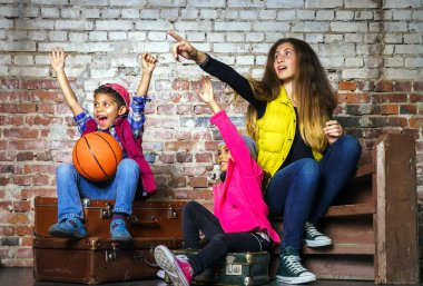 Çok etnik gruptan oluşan çocuk grup portresi