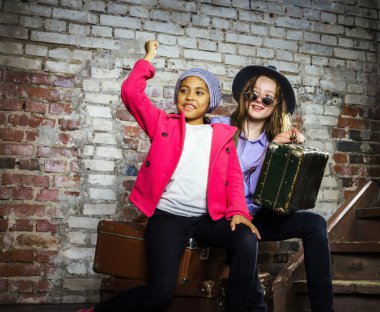 İki kız bir tren bekliyor