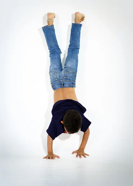 Unga aktiva afro-american pojken gör gymnastik — Stockfoto