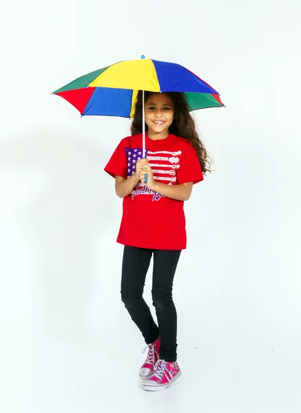 傘と笑顔のアメリカ人の女の子 — ストック写真