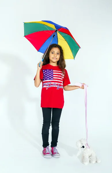 Bonito pouco sorridente afro-americano menina com guarda-chuva e brinquedo — Fotografia de Stock