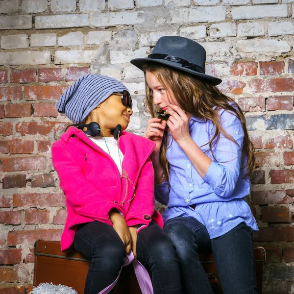 Twee meisjes te wachten voor de trein — Stockfoto