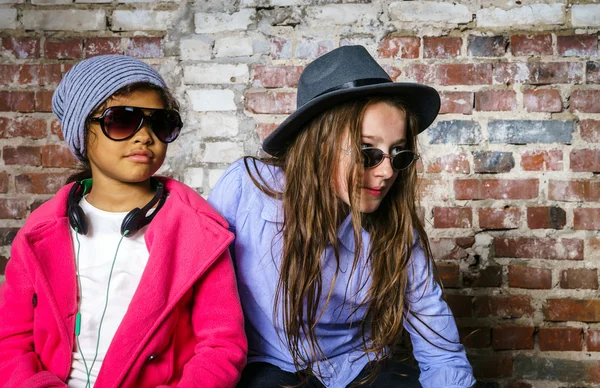 Two girls waiting for the train — Stock Photo, Image