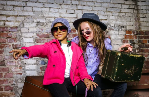 Twee meisjes te wachten voor de trein — Stockfoto