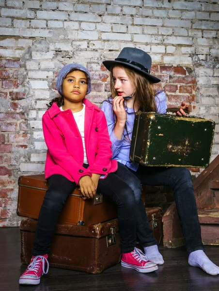 Două fete așteaptă trenul — Fotografie, imagine de stoc