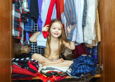 Sevimli küçük kız ailesi gardırop içinde gizleme