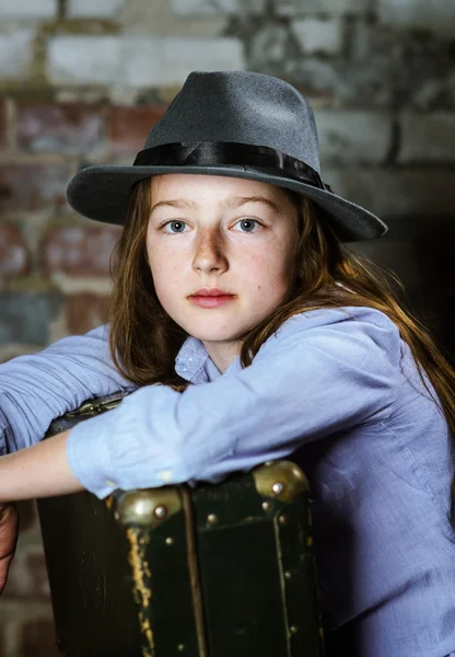 Lindo retrato de colegiala con maleta vintage — Foto de Stock