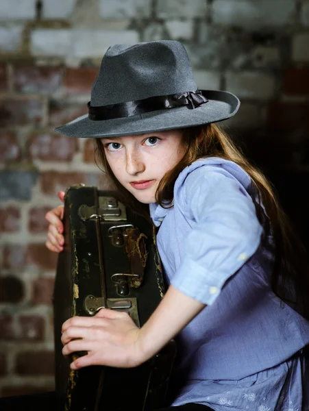 Lindo retrato de colegiala con maleta vintage —  Fotos de Stock