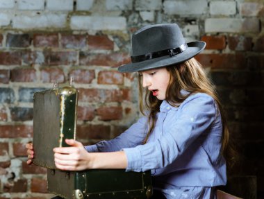 Genç kız bir bavul içinde hazine bulma