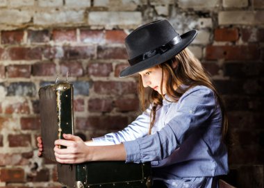 Genç kız bir bavul içinde hazine bulma