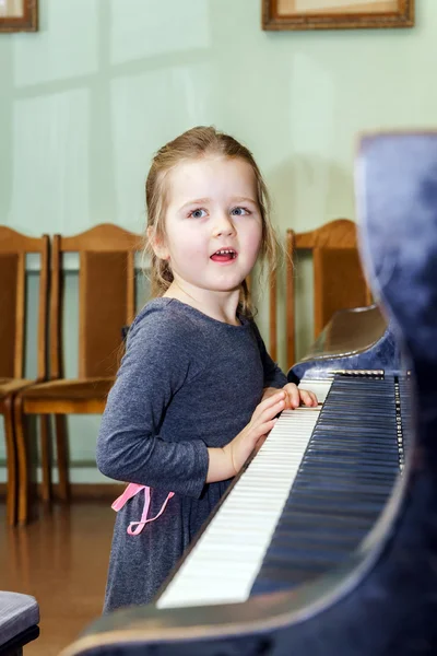 Carino bambina che suona il pianoforte a coda — Foto Stock