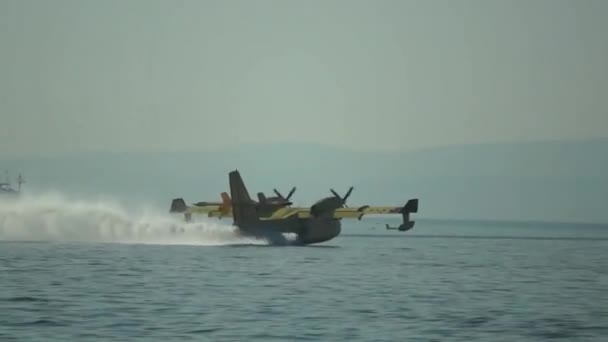 Avion de lutte contre l'incendie obtenir de l'eau de la mer 