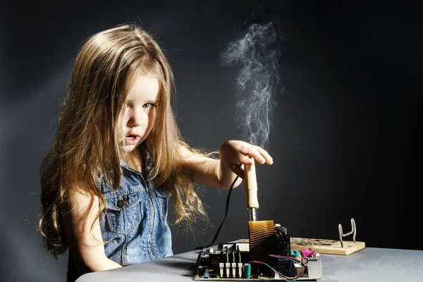 Cute little girl repair electronics by cooper-bit — Stock Photo, Image