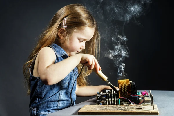 Bonito menina reparação eletrônica por cooper-bit — Fotografia de Stock