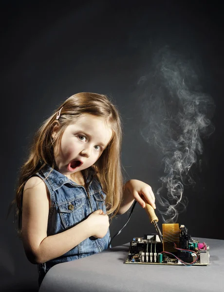 Cute little girl repair electronics by cooper-bit — Stock Photo, Image