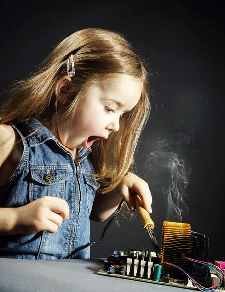 Bonito menina reparação eletrônica por cooper-bit — Fotografia de Stock