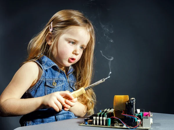 Cute little girl repair electronics by cooper-bit — Stock Photo, Image