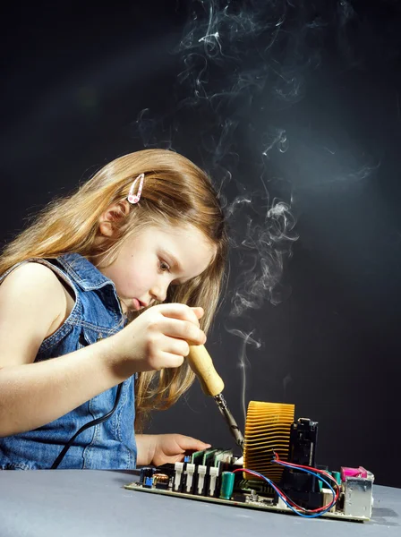 Cute little girl repair electronics by cooper-bit — Stock Photo, Image