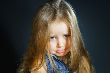Uzun saç yakın çekim portre sevimli küçük kız