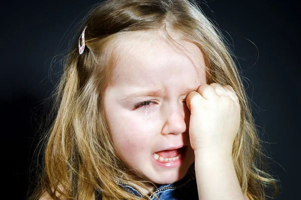 Chorando menina loira com foco em suas lágrimas — Fotografia de Stock