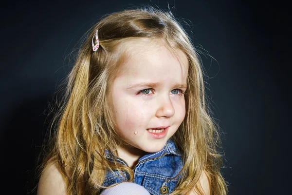 Gözyaşları üzerine odaklı sarışın küçük kız ağlıyor — Stok fotoğraf