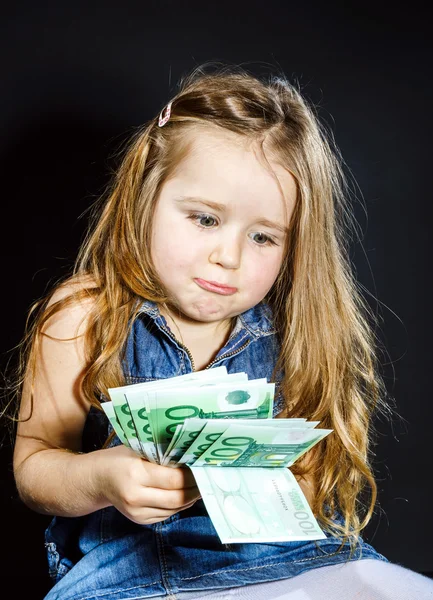 Мила дівчинка з грошима євро в руці . — стокове фото