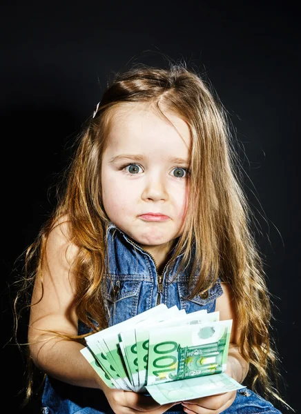 Linda niña con el dinero euro en la mano . — Foto de Stock