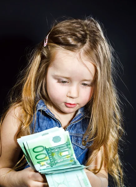 Carino bambina con i soldi euro in mano . — Foto Stock